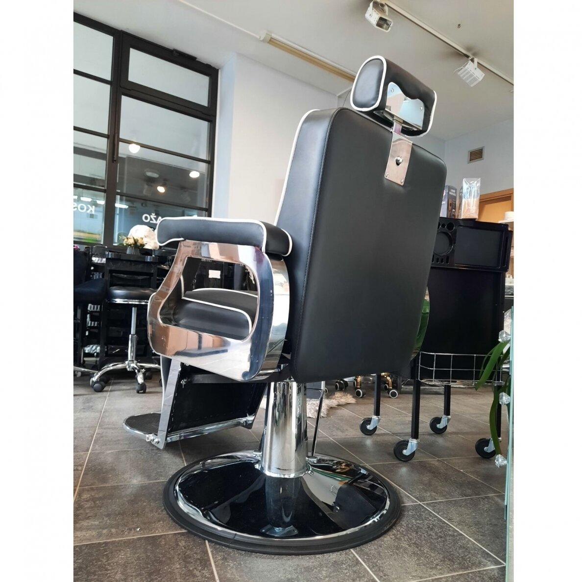 Profesionali barberio kėdė kirpykloms ir grožio salonams GABBIANO PAULO, juodos spalvos 9 Profesionali barberio kėdė kirpykloms ir grožio salonams GABBIANO PAULO, juodos spalvos 9