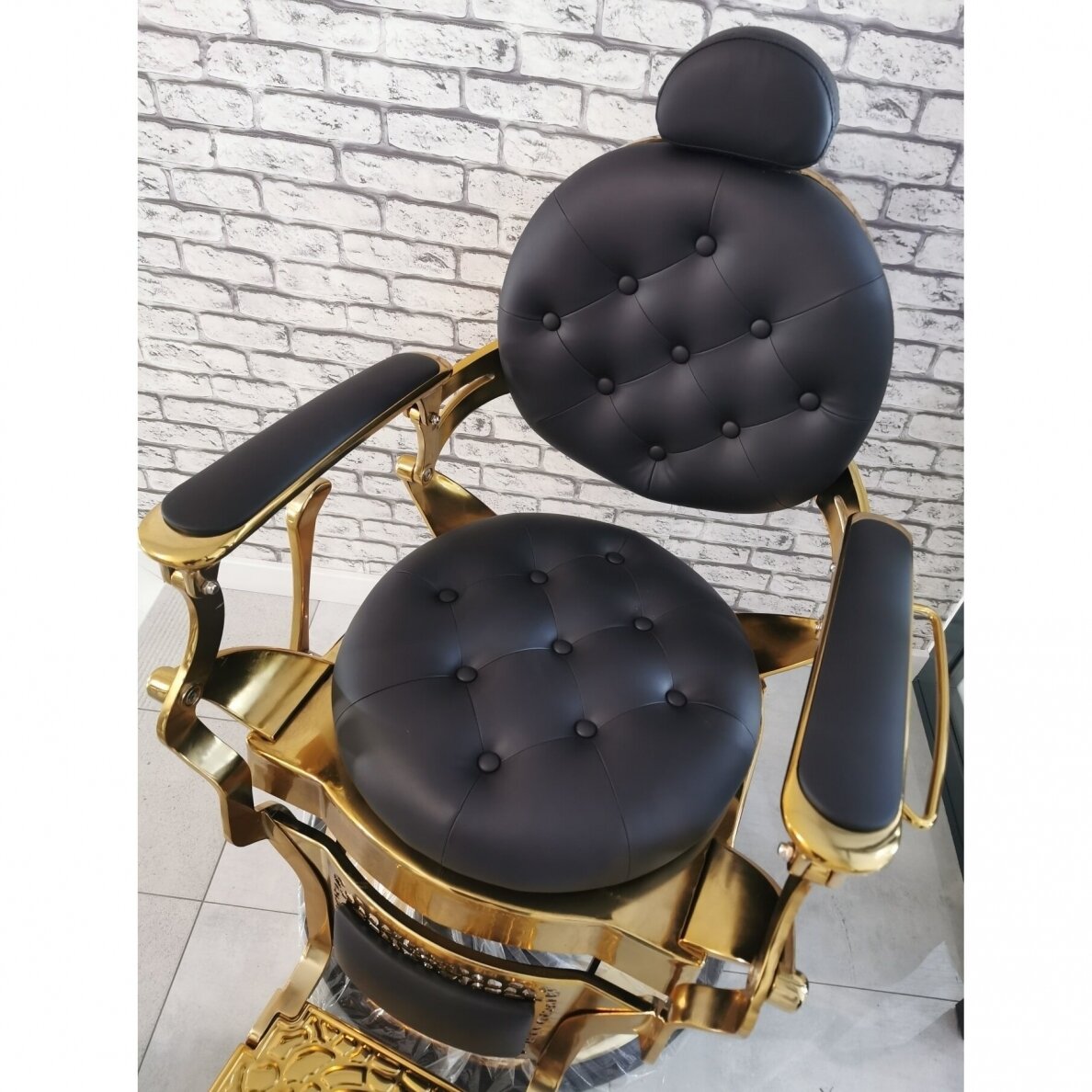 Profesionali barberio kėdė kirpykloms ir grožio salonams GABBIANO GIULIO GOLD, juodos spalvos 8 Profesionali barberio kėdė kirpykloms ir grožio salonams GABBIANO GIULIO GOLD, juodos spalvos 8