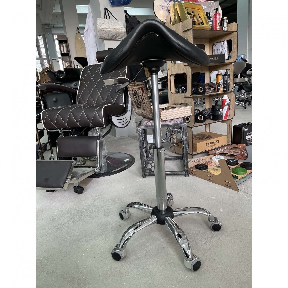Profesionali meistro kėdė-balnas kirpėjams ir barberiams BARBER, juodos spalvos 5 Profesionali meistro kėdė-balnas kirpėjams ir barberiams BARBER, juodos spalvos 5