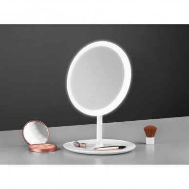 Pastatomas makiažo veidrodis su LED apšvietimu Pastatomas makiažo veidrodis su LED apšvietimu
