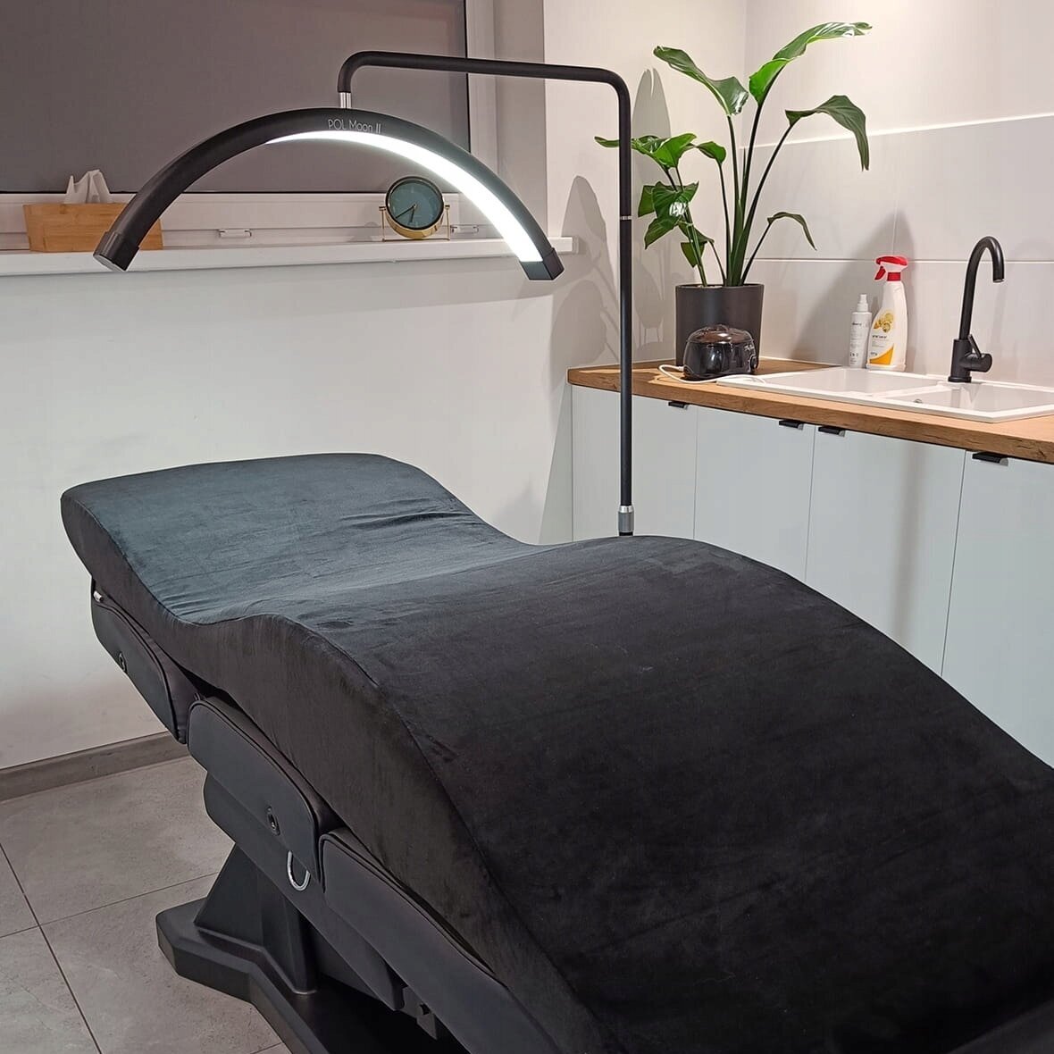 Profesionali makiažo ir blakstienų lempa kosmetologams bei grožio salonams POL MOON II, juodos spalvos 2 Profesionali makiažo ir blakstienų lempa kosmetologams bei grožio salonams POL MOON II, juodos spalvos 2