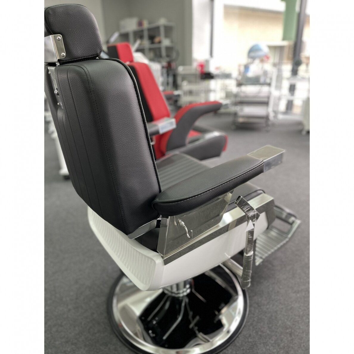 Profesionali barberio kėdė kirpykloms ir grožio salonams LORD, juodos spalvos 7 Profesionali barberio kėdė kirpykloms ir grožio salonams LORD, juodos spalvos 7