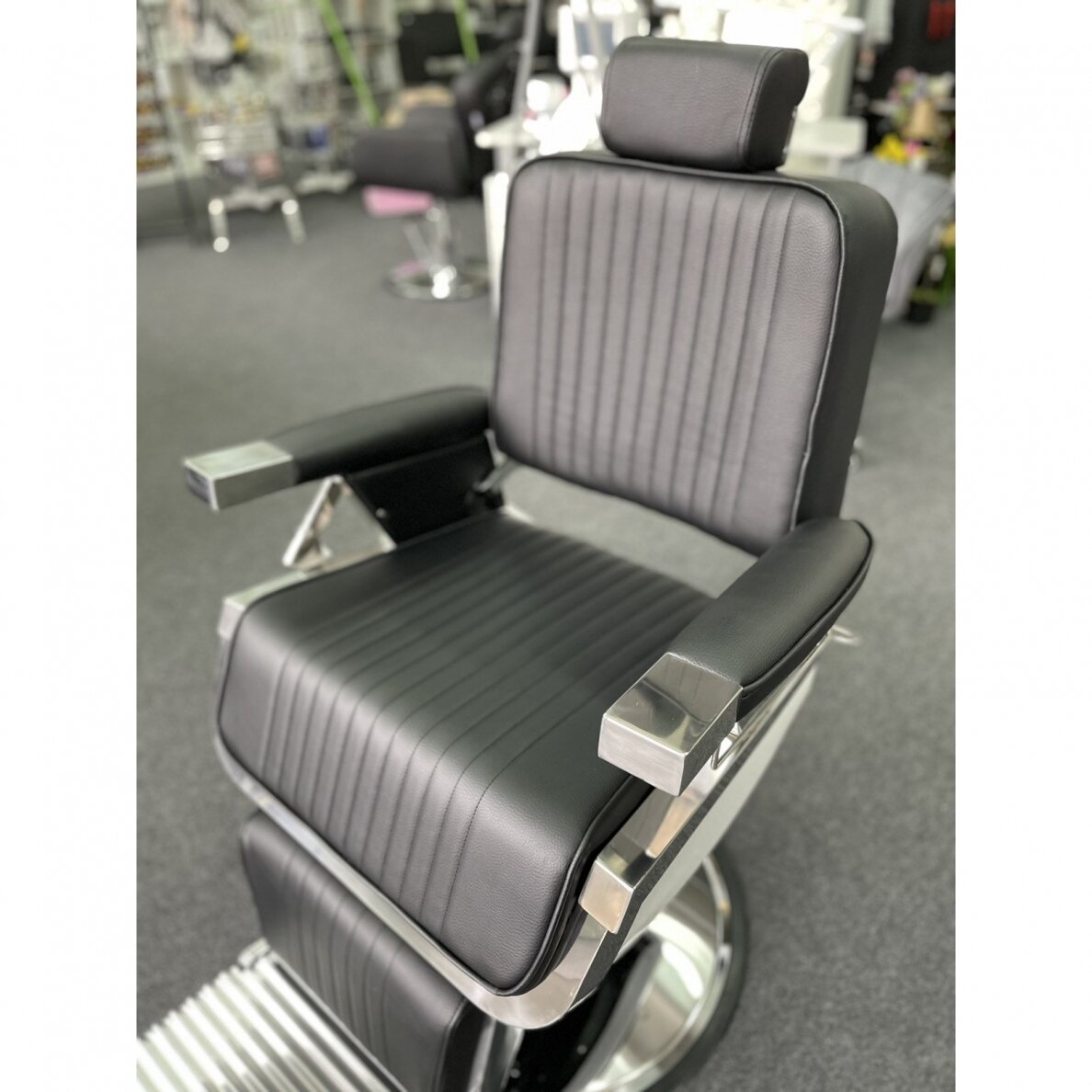 Profesionali barberio kėdė kirpykloms ir grožio salonams LORD, juodos spalvos 15 Profesionali barberio kėdė kirpykloms ir grožio salonams LORD, juodos spalvos 15