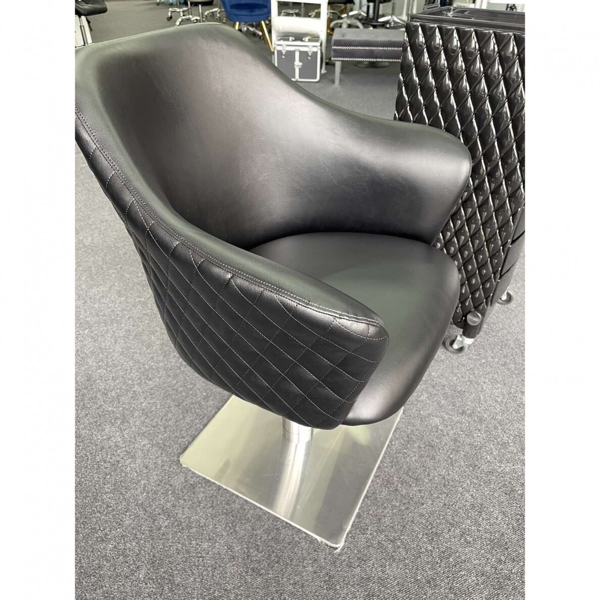 Profesionali kėdė kirpykloms ir grožio salonams BLACK ANGEL, juodos spalvos 5 Profesionali kėdė kirpykloms ir grožio salonams BLACK ANGEL, juodos spalvos 5