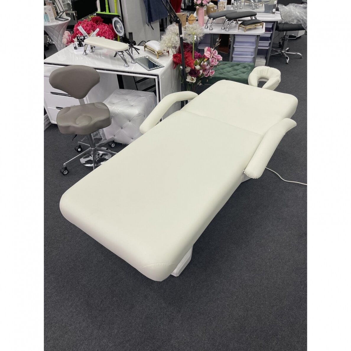 Profesionalus elektrinis kosmetologinis gultas-lova AZZURRO 819A (2 varikliai) 7 Profesionalus elektrinis kosmetologinis gultas-lova AZZURRO 819A (2 varikliai) 7