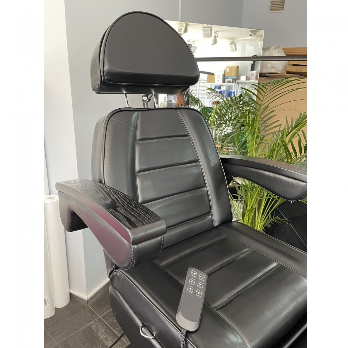 Kosmetologinė kėdė-lova valdoma elektra LUX, juodos spalvos 13 Kosmetologinė kėdė-lova valdoma elektra LUX, juodos spalvos 13