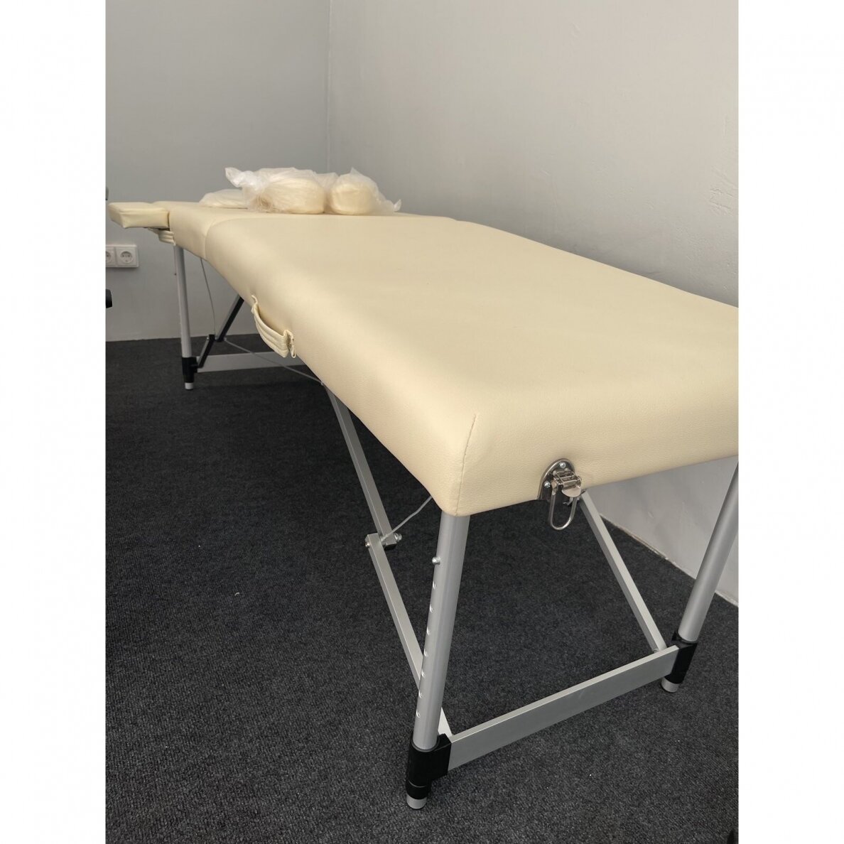 Profesionalus sulankstomas masažo stalas KOMFORT ACTIV FIZJO 2 ALIUMINIUM CREAM 10 Profesionalus sulankstomas masažo stalas KOMFORT ACTIV FIZJO 2 ALIUMINIUM CREAM 10