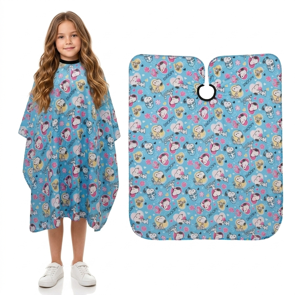 Vaikiškas kirpyklinis apsiaustas su sagtimi SNOOPY 70x120 cm, mėlynas Vaikiškas kirpyklinis apsiaustas su sagtimi SNOOPY 70x120 cm, mėlynas
